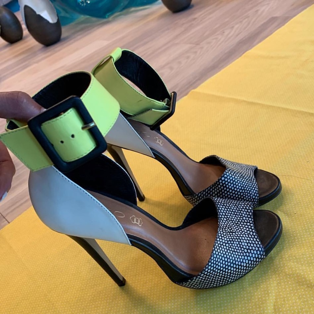 Pre-loved Aldo Yellow Black and White Sandals
